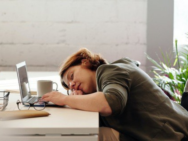 Sức khỏe đời sống - Tại sao chúng ta cảm thấy uể oải sau bữa trưa và cách khắc phục
