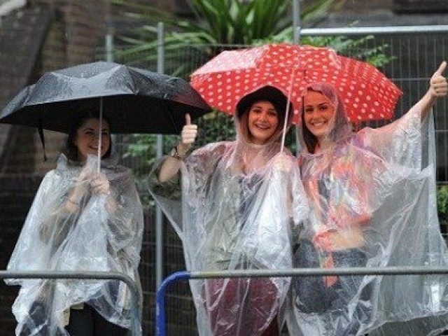 Du lịch - Bí kíp đi du lịch gặp mưa bão vẫn 'vui hết nấc'