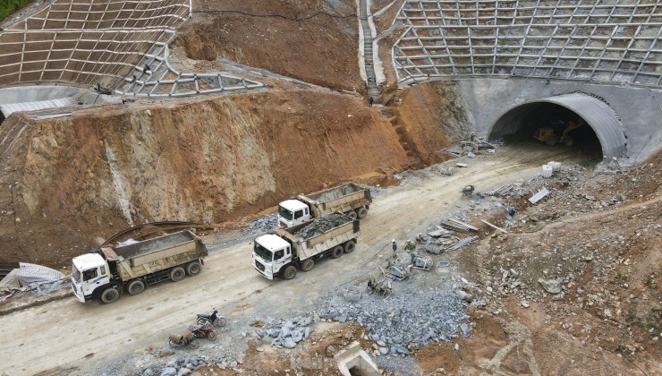 Đoạn cao tốc Vũng Áng - Bùng thuộc dự án cao tốc Bắc - Nam phía Đông giai đoạn 2021 - 2025 với chiều dài 55,34km (qua Hà Tĩnh 12,9km; Quảng Bình 42,44km). Dự án có tổng mức đầu tư 12.548 tỷ đồng do Ban QLDA 6 (Bộ GTVT) làm chủ đầu tư. Trong ảnh, đơn vị thi công huy động nhân lực và máy móc tập trung thi công hai ống hầm xuyên núi dài 716m và 840m.