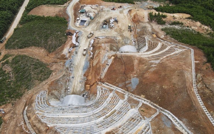 Trước khi tiến hành khoan, nhà thầu gia cố mái hầm, khoan bơm vữa cắm sắt neo mái taluy, tránh sụt trượt trong quá trình thi công.