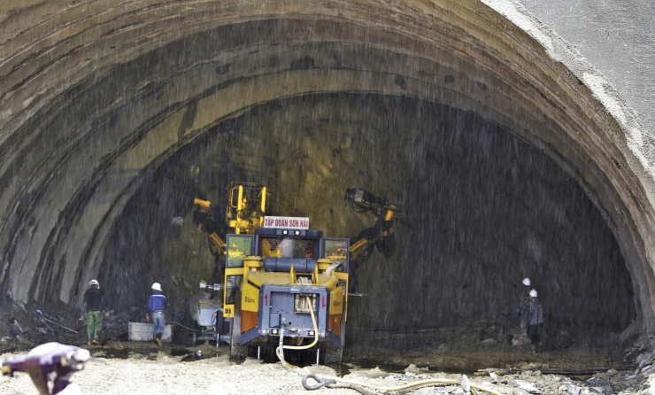 Mỗi ống hầm cao 8m, rộng 15m, có 3 làn xe cùng các điểm mở rộng đề phòng sự cố trong quá trình sử dụng và hệ thống chiếu sáng bên trong. Tại cửa hầm phía Bắc, nhà thầu đã khoan được 12/840m ống hầm phải và 20/716m ống hầm trái. Sau mỗi đợt khoan, nhà thầu phun bê tông tươi để gia cố, tăng độ bền cho công trình và ngăn các khối đá biến dạng.