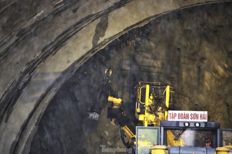 Theo cán bộ kỹ thuật (thuộc Tập đoàn Sơn Hải) cho biết, địa chất núi Đèo Bụt không quá phức tạp song có mạch nước ngầm. Quá trình thăm dò, thi công chưa gặp phải vấn đề quá phức tạp. Việc thi công hầm trải qua nhiều bước từ trắc địa đến khoan, nạp nổ mìn, chọc om, bốc phun, phun bê tông phủ gia cố, rải lưới rồi mới dùng vòm gia cố và phun thêm một lượt bê tông.