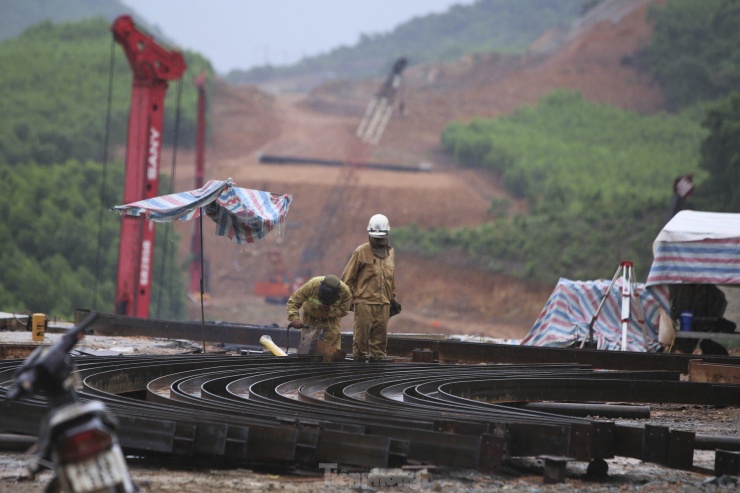 "Mỗi ngày đơn vị đều đảm bảo 3 ca, 4 kíp công nhân trên công trường. Dự kiến hầm sẽ hoàn thành vào tháng 12/2025, cùng thời gian với đoạn cao tốc Vũng Áng - Bùng", cán bộ kỹ thuật nhà thầu thông tin.