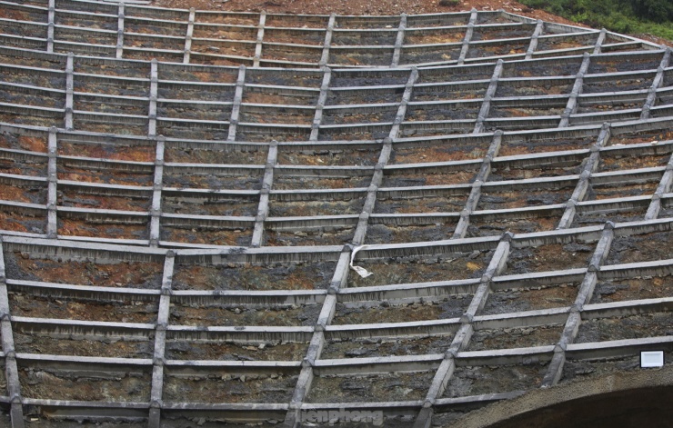 Phần mái hầm được công nhân gia cố theo bậc để đảm bảo an toàn trong quá trình thi công .