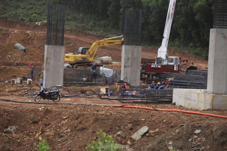 Các trụ cầu dẫn đã được dựng lên dọc tuyến đường vào hầm Đèo Bụt.