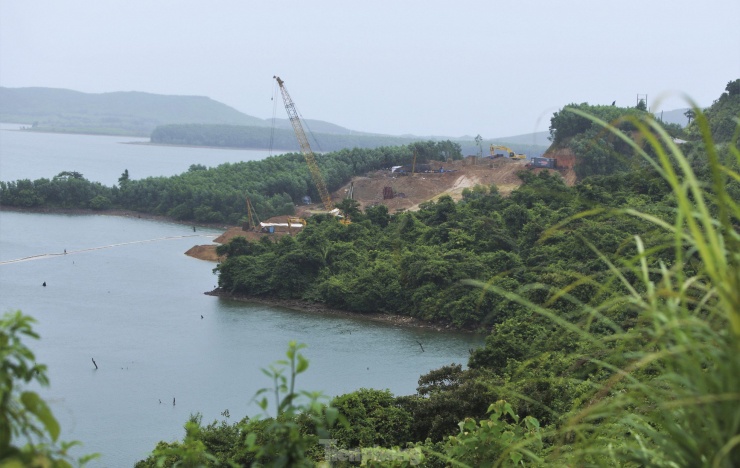 Trên công trường cầu dẫn qua Hồ chứa nước Kim Sơn (xã Kỳ Hoa, TX Kỳ Anh), đơn vị thi công đang nỗ lực đẩy nhanh tiến độ trước khi Hà Tĩnh bước vào mùa mưa, sẽ gây khó khăn cho việc thi công.