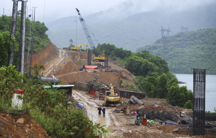 Đại diện Ban QLDA 6 (Bộ GTVT) - chủ đầu tư dự án thành phần cao tốc Vũng Áng - Bùng cho biết, đến nay dự án đã đạt khoảng 13% khối lượng công trình. Đơn vị đang yêu cầu các nhà thầu triển khai thi công để đảm bảo tiến độ đề ra.