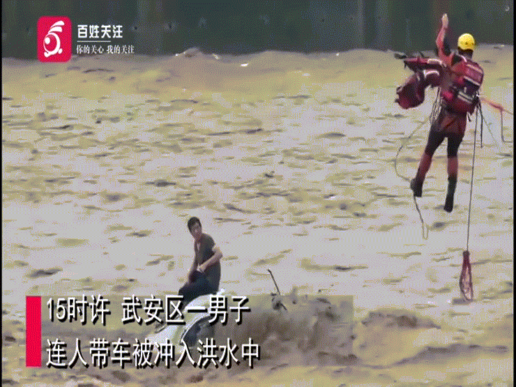 "Nghẹt thở" giải cứu người đàn ông mắc kẹt trên ô tô giữa dòng lũ chảy xiết