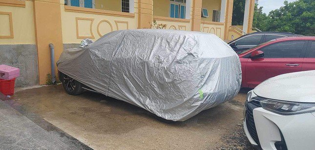 Chiếc xe ô tô trùm bạt là của vị hiệu trưởng bị phạt kịch khung, hiện đang bị tạm giữ tại công an huyện Lệ Thủy