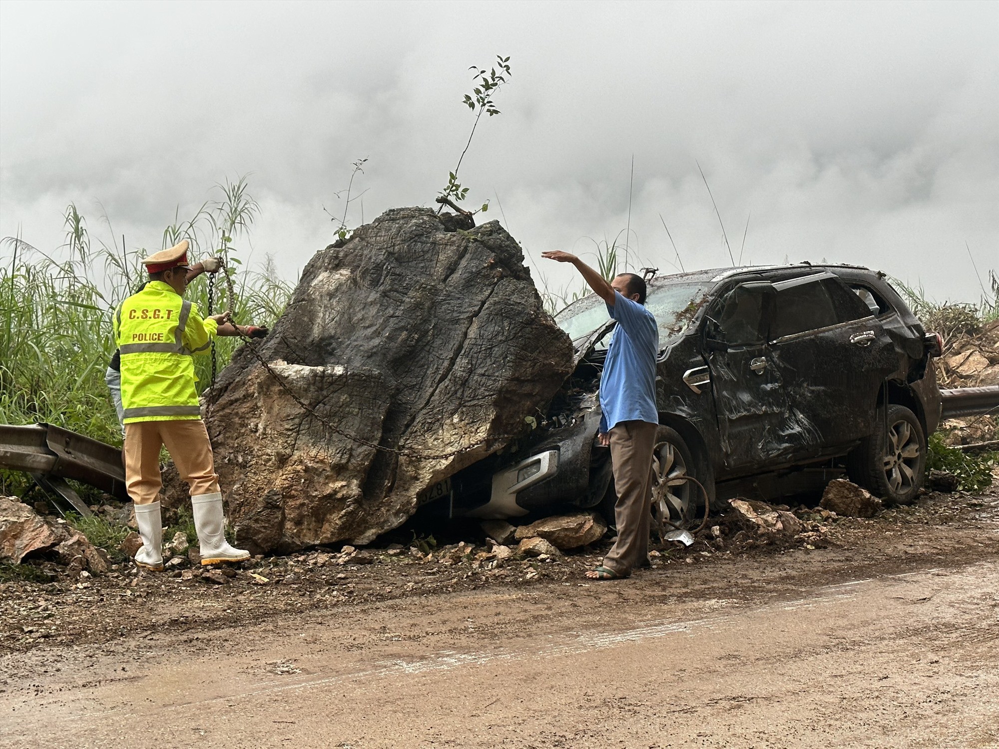 Hiện trường vụ sạt lở đất đá đè bẹp ô tô chở 4 người tại Hòa Bình - Ảnh 3.