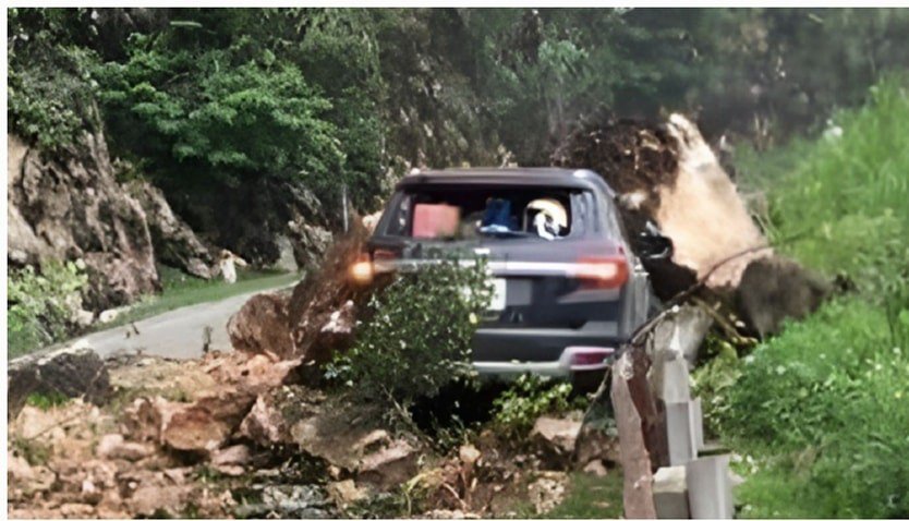 Hiện trường vụ sạt lở đất đá đè bẹp ô tô chở 4 người tại Hòa Bình - Ảnh 5.
