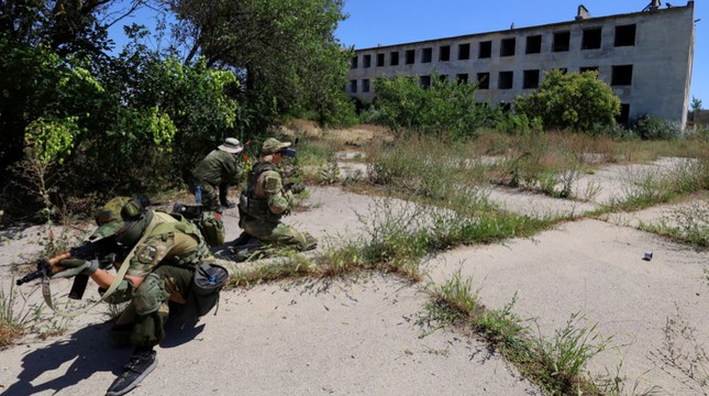 Binh lính Nga trên bãi huấn luyện ở Crimea ngày 22/7. (Ảnh: Reuters)