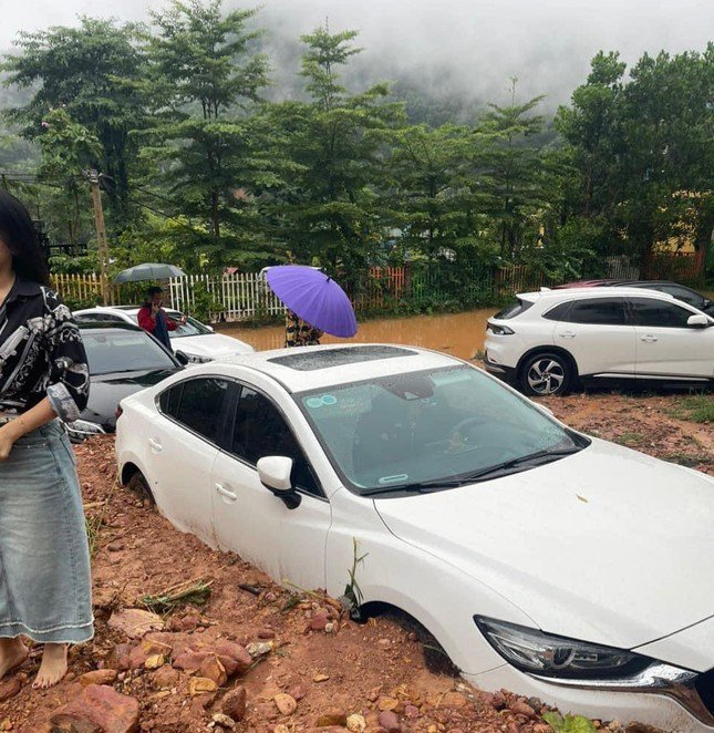Hà Nội: Lũ quét, hàng loạt ô tô mắc kẹt ở Sóc Sơn - 2