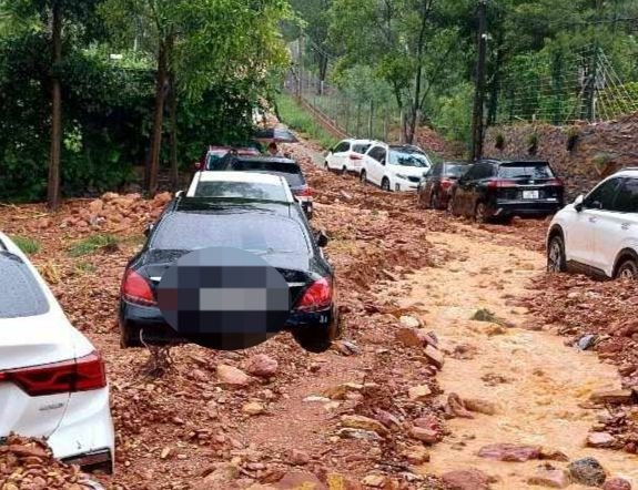 Nhiều ô tô chôn chân ở điểm ngập lụt. 