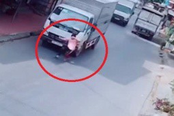Clip: Xử lý khó tin, tài xế xe tải giúp bé gái thoát đại nạn