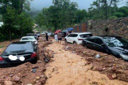 Hà Nội: Lũ quét bất ngờ, nhiều ô tô mắc kẹt ở khu vực Sóc Sơn