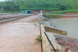 Tin tức trong ngày - Nhiều vết nứt, sụp lún tại khu vực hồ thủy lợi, di dời khẩn cấp người dân