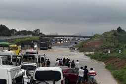 Tin tức trong ngày - "Thủ phạm" gây ngập cao tốc Phan Thiết- Dầu Giây: Do dòng chảy sông Phan