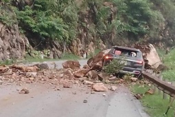Tin tức trong ngày - Clip khối đá khổng lồ từ trên vách núi rơi đè trúng "xế hộp" chở 4 người
