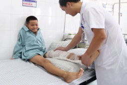 Sức khỏe đời sống - Đắp thuốc không rõ nguồn gốc, bé trai 10 tuổi có nguy cơ không đi lại được