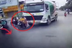 Tin tức trong ngày - Clip: Bị xe bồn húc vì đi vào vùng "tối kỵ", 2 người đi xe máy thoát đại họa
