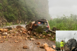 Tin tức trong ngày - Hiện trường vụ sạt lở đất đá đè bẹp ô tô chở 4 người tại Hòa Bình