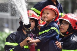 Tin tức trong ngày - Ước mơ làm lính cứu hỏa thành hiện thực của cậu bé bị bệnh ung thư