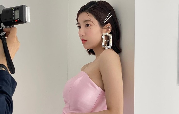 Nhan sắc của Kwon Eun Bi cũng gây chú ý không kém.&nbsp;Nữ thần tượng từng góp mặt trong bảng xếp hạng 100 gương mặt đẹp nhất thế giới của TC&nbsp;Candler.&nbsp;
