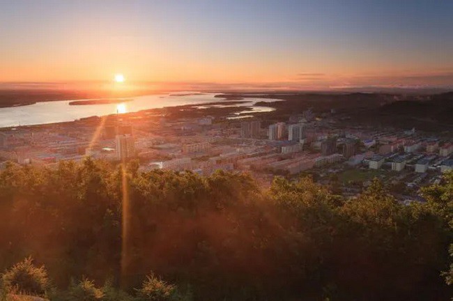 Hai tuyến bay là: Phủ Viễn - Cáp Nhĩ Tân - Thượng Hải, mỗi tuần có 4 chuyến: thứ hai, thứ tư, thứ năm và chủ nhật. Phủ Viễn - Cáp Nhĩ Tân - Bắc Kinh, mỗi tuần có 3 chuyến: thứ ba, thứ năm, thứ bảy.
