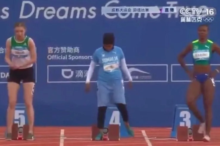 VĐV Somali (giữa) chạy bộ quá chậm gây xôn xao thể thao