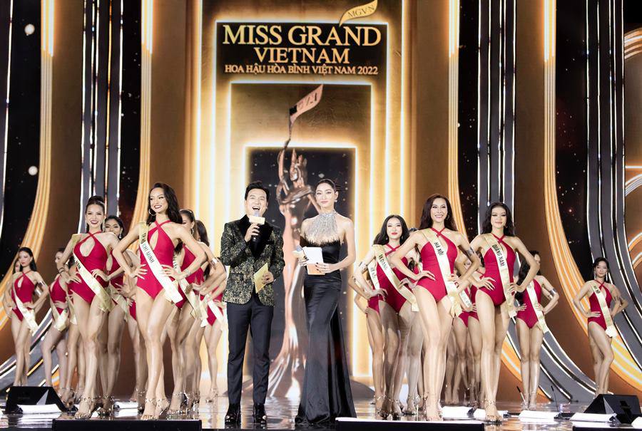 MC Thiên Vũ và hoa hậu Lương Thùy Linh dẫn chương trình cuộc thi Hoa hậu Hòa bình Việt Nam 2022.