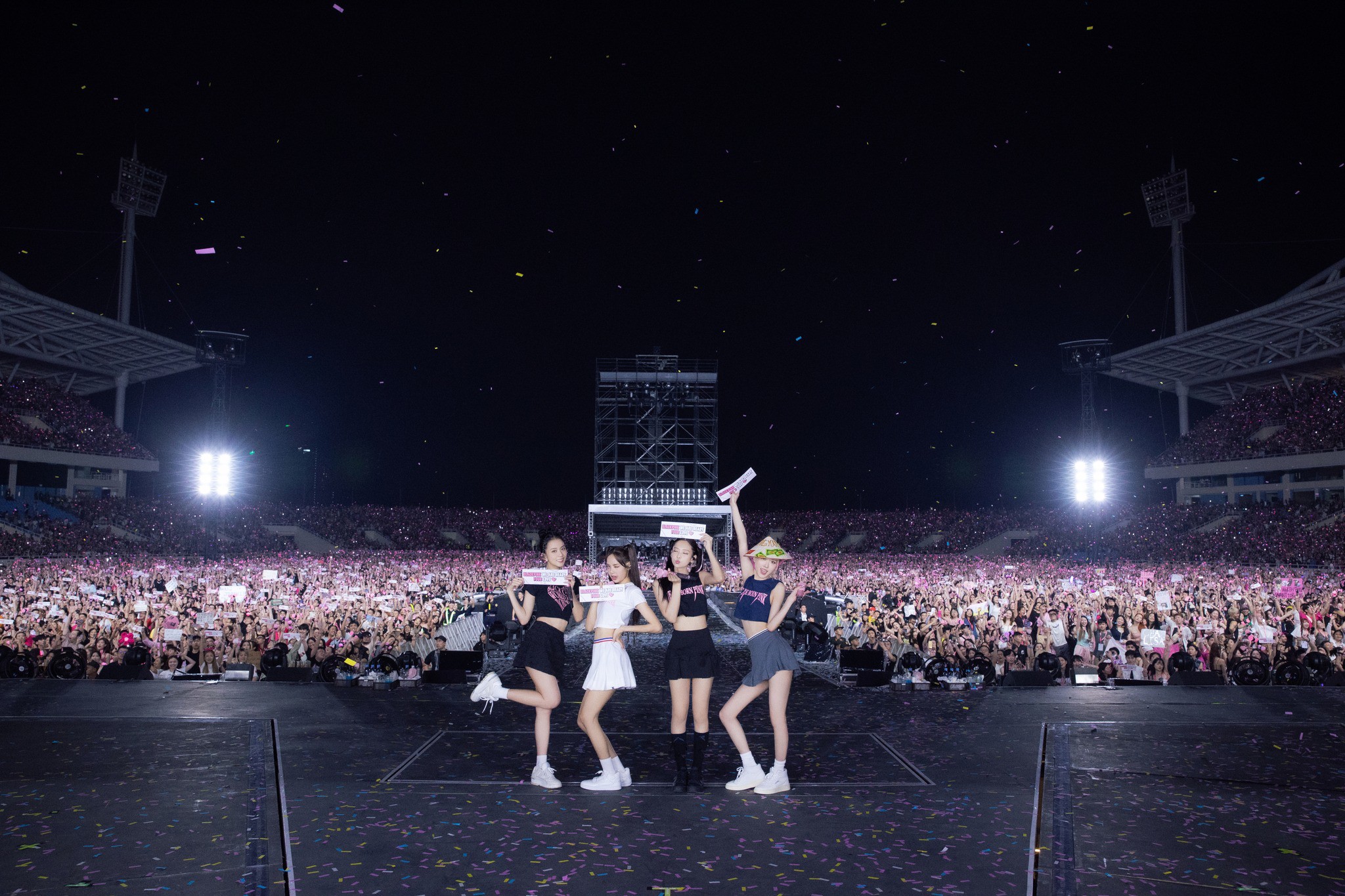 Thành viên có tóc mái 10 tỷ của BLACKPINK xả ảnh xinh tươi ở concert Việt Nam - 2