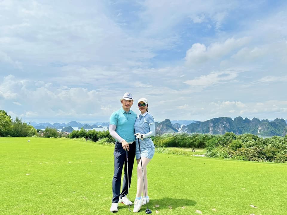 Thời trang sân golf của các cặp đôi: Vợ chồng Phương Oanh - Shark Bình ăn ý nhất? - 6