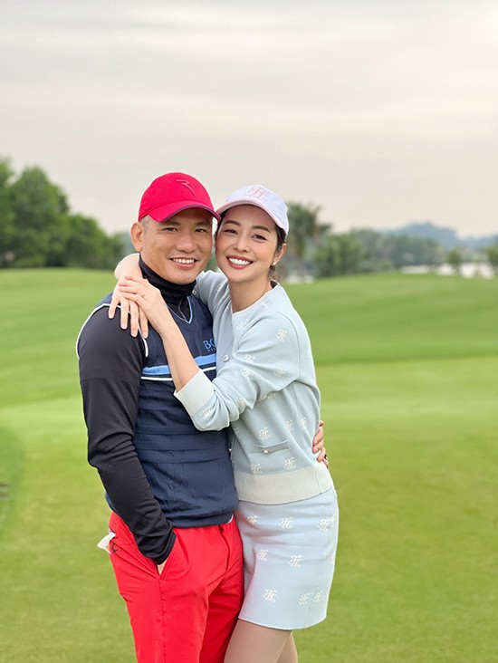 Thời trang sân golf của các cặp đôi: Vợ chồng Phương Oanh - Shark Bình ăn ý nhất? - 8