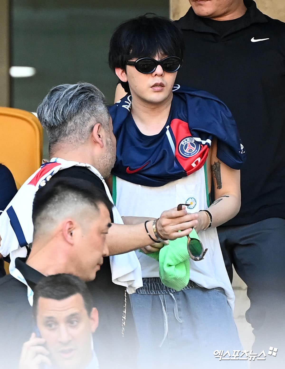 Ảnh G-Dragon và Neymar nhận bão like, fan phát hiện ra chi tiết lạ - 3