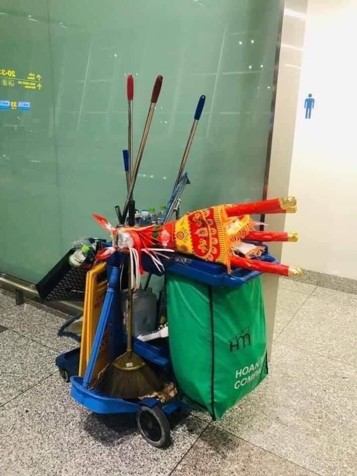 Sau khi xuất ngoại không thành, chú ngựa giấy đã được nằm gọn ghẽ trên chiếc xe dọn vệ sinh của cô lao công.