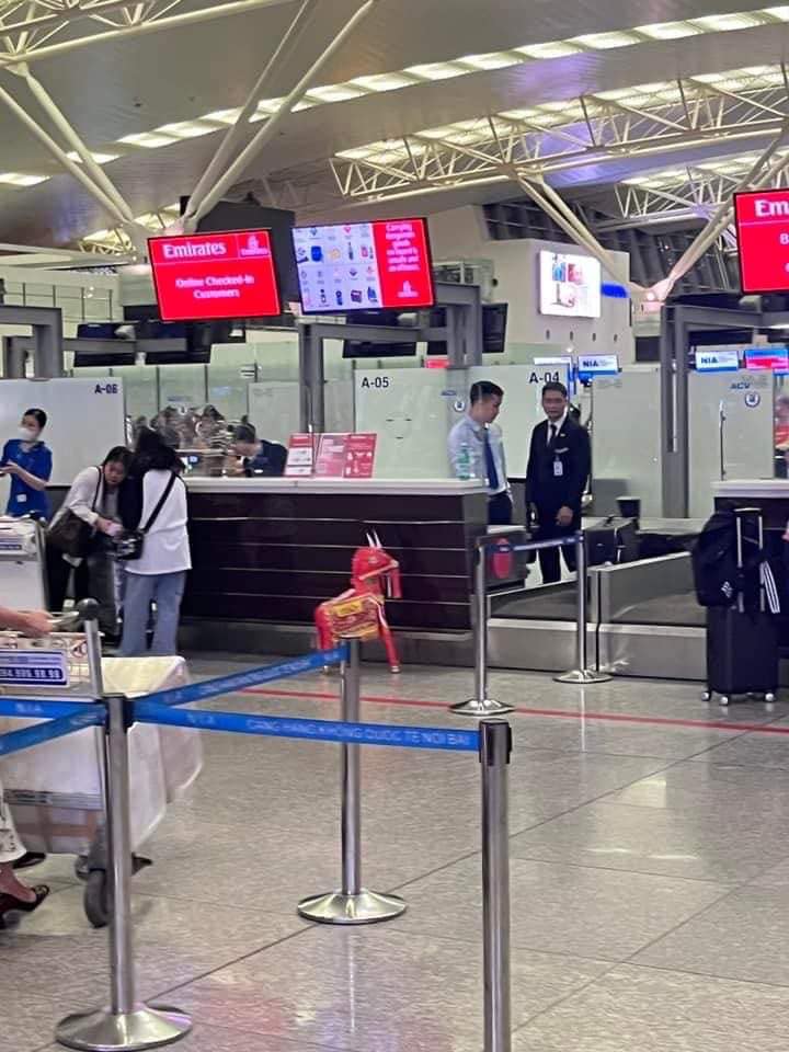 Và cuối cùng, người đàn ông Mexico đành ngậm ngùi để lại con ngựa giấy ở nơi "vốn nó được sinh ra"