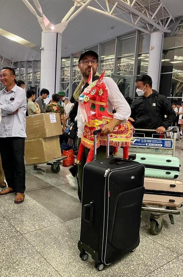 Người đàn ông&nbsp;Mexico có tên Arnaud Zein El Din đã có chuyến du lịch tới Việt Nam vào cuối tháng 7. Hôm qua (ngày 3/8), ông rời Hà Nội trở về quê hương và kèm theo món quà đặc biệt ông mua tại Hà Nội - là con ngựa vàng mã, với giá 100.000 đồng.