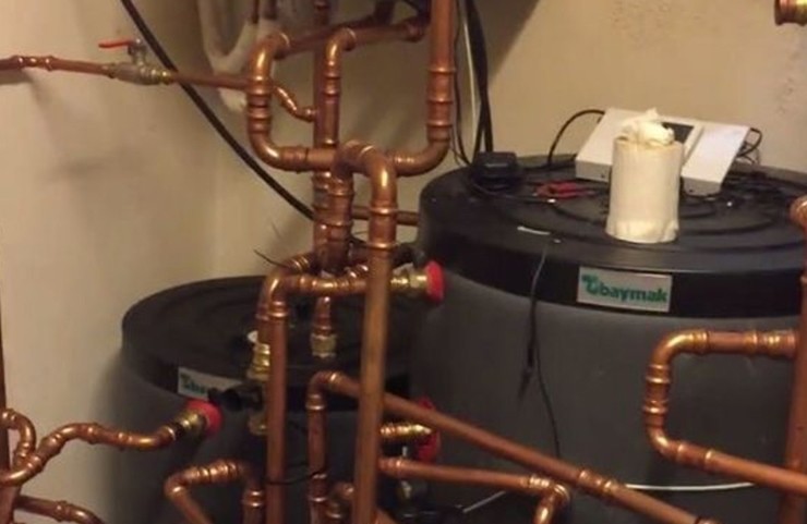 Một mê cung phức tạp của các đường ống.
