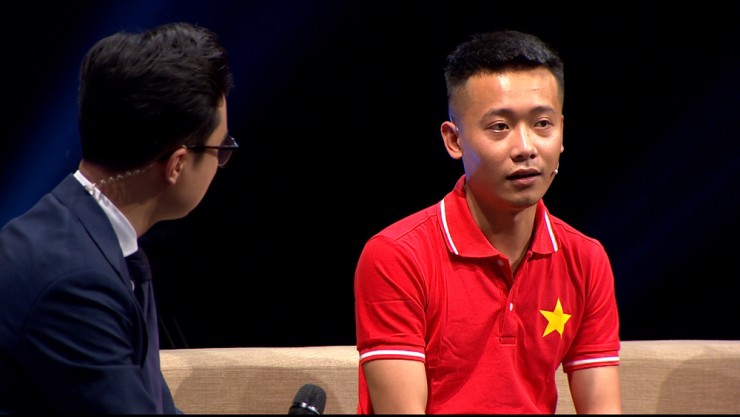 Với những hành động ý nghĩa, team Quang Linh Vlogs được vinh danh trên sân khấu "Việc tử tế".