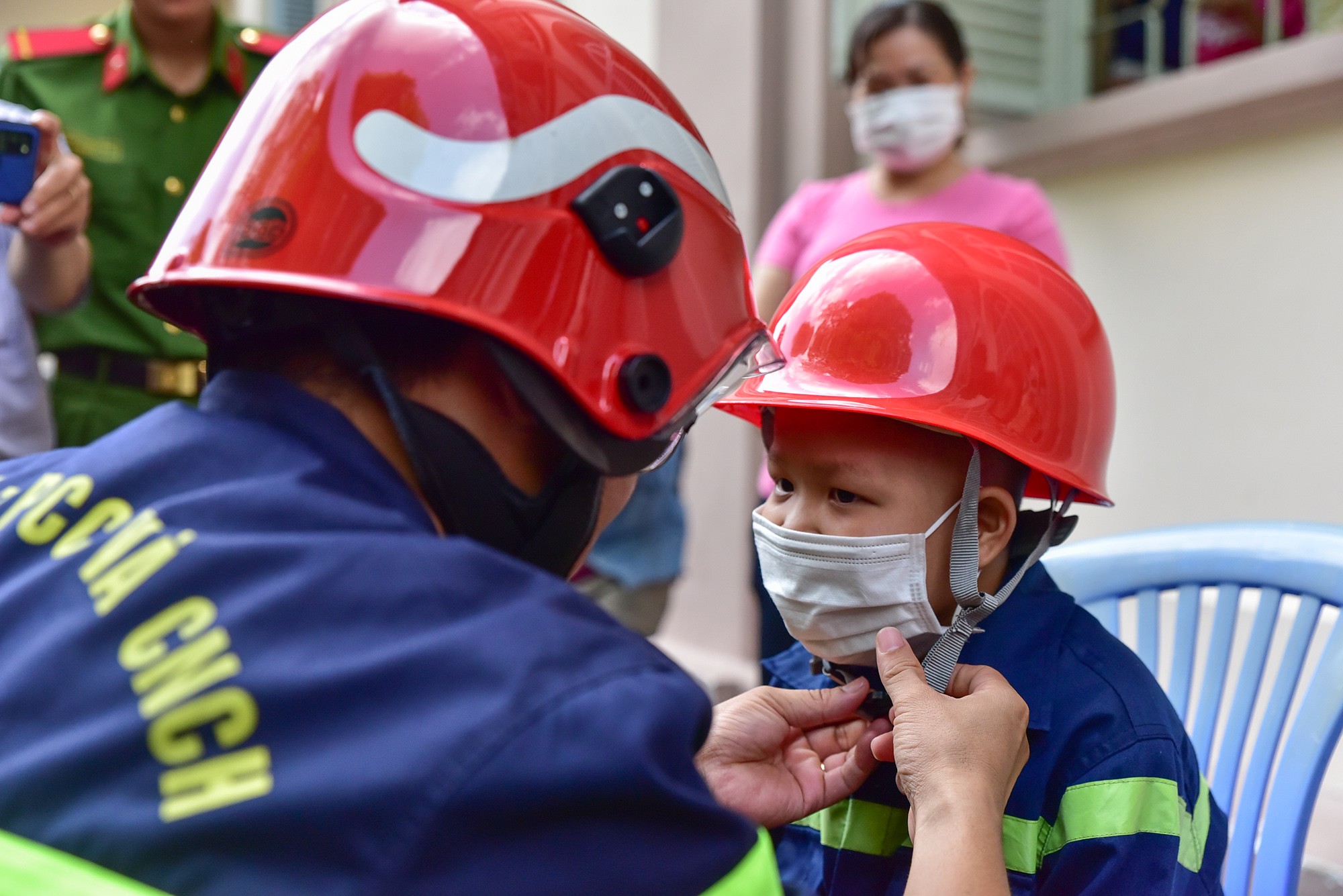 Đại uý Đức trực tiếp mặc áo, quần, mang giày và mũ cho Quân. Đây là bộ đồng phục chiến đấu đơn vị đặt làm riêng khi lên kế hoạch thực hiện ước mơ của Quân.