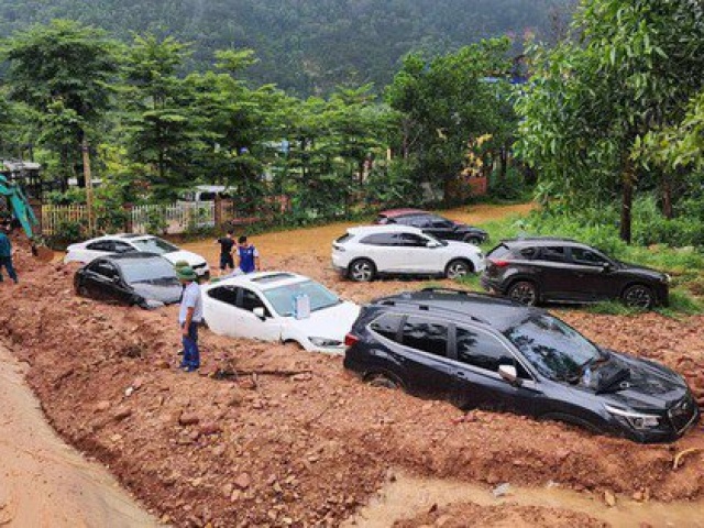 Tin tức trong ngày - Yêu cầu rút kinh nghiệm vụ hàng loạt ôtô "bị vùi lấp" ở khu vực nhiều vi phạm trật tự xây dựng