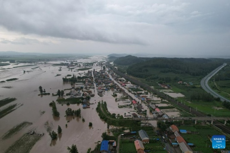 Mưa lớn gây ngập lụt ở thành phố Cáp Nhĩ Tân, tỉnh Hắc Long Giang (Trung Quốc). Ảnh: TÂN HOA XÃ
