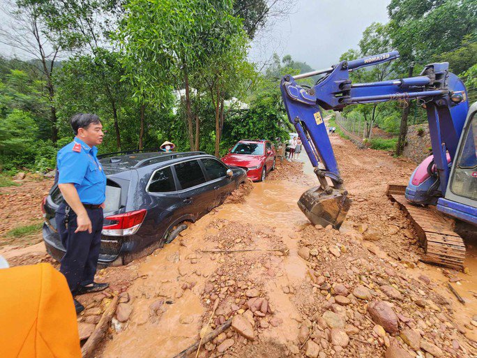 Cận cảnh giải cứu hàng loạt ôtô bị vùi lấp ở nơi nhiều vi phạm trật tự xây dựng - 9