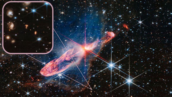Ảnh đồ họa về vật thể bí ẩn và tấm ảnh thực (nhỏ) cho thấy ở một góc độ khác nó như một dấu chấm hỏi màu đỏ cam treo lơ lửng giữa vũ trụ - Ảnh: NASA/ESA/CSA/SICcl