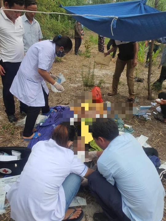 Cán bộ y tế sơ cứu tại hiện trường Ảnh: Sunny Hồng