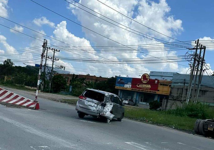 Xe tải tông ô tô con và nhiều xe máy ở TP Tân Uyên - 2