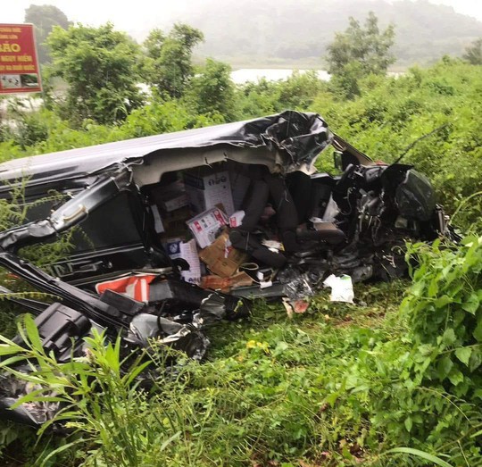 Tai nạn ở Bà Rịa- Vũng Tàu, xe 16 chỗ biến dạng hoàn toàn - 1