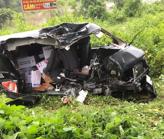 Tai nạn ở Bà Rịa- Vũng Tàu, xe 16 chỗ biến dạng hoàn toàn - 2