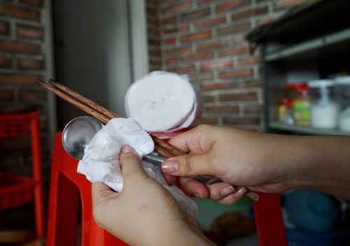 Không chỉ lau miệng, dùng giấy vệ sinh để lau bát đũa cũng cực nguy hiểm. Ảnh minh họa